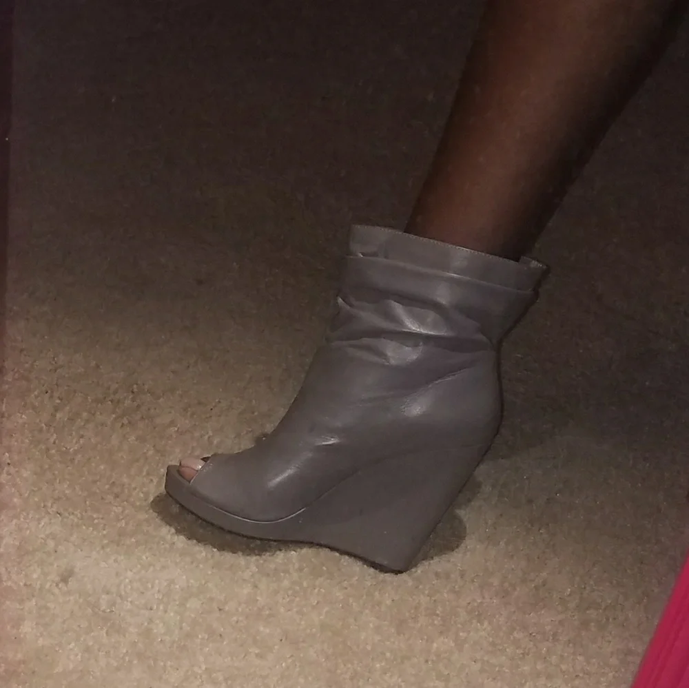 New worn BCBG booties - Picture 2 of 7